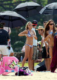 laura vandervoort in hawaii 06.jpg