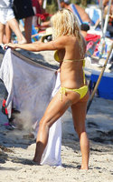 pamela anderson in bikini giallo 01.JPG