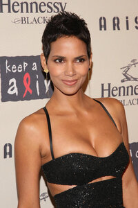 halle berry al gala 06.jpg