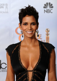halle berry al golden globe award 15.jpg