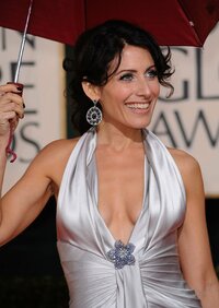 lisa edelstein al golden globes award 03.jpg