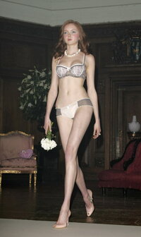 lily cole in sfilata 01.jpg