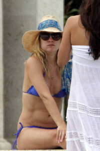 kate hudson in bikini 12.jpg