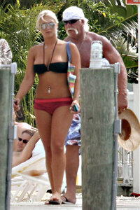 brooke hogan in bikini 02.jpg