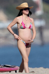 selma blair in bikini 02.jpg