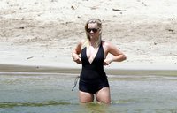 reese witherspoon al mare 03.jpg