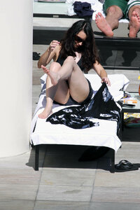 kristin davis in pool 09.jpg