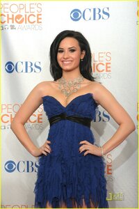 demi-lovato-people-choice-awards-24.jpg