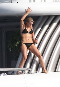 julianne hough in bikini nero 02.jpg