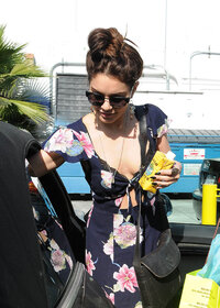 vanessa hudgens in macchina 05.jpg