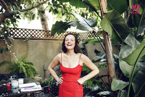 elisabeth moss in shoot 08.jpg