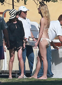gwyneth paltrow in bikini 01.jpg