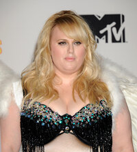 rebel wilson al mtv movie awards 06.JPG