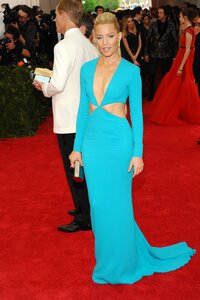 elizabeth banks al gala 10.jpg