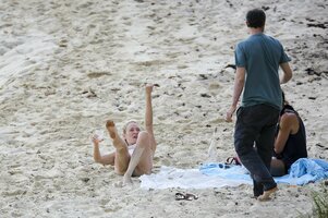 uma thurman al mare 02.jpg