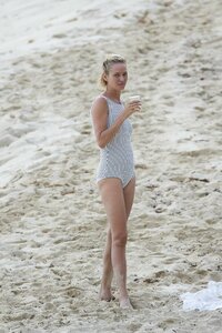 uma thurman al mare 09.jpg