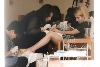 emma roberts al manicure 03.jpg