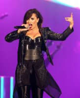 demi lovato in concerto 03.jpg