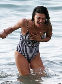 nina dobrev con jessica szohr in bikini 30.jpg