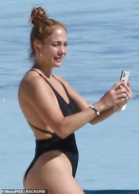 Jennifer_Lopez_Black_Swimsuit_11.jpg