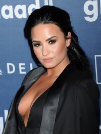 demi lovato al gala 20.jpg