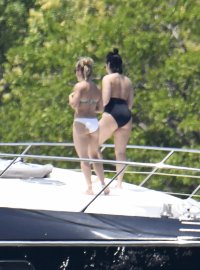 demi lovato in yacht 14.jpg
