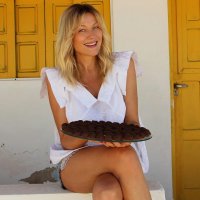 natasha stefanenko con torta.jpg