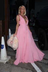 paris-hilton-at-craig-s-in-west-hollywood-04-21-2021-6.jpg