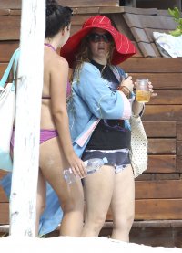 drew barrymore in beach 01.jpg