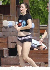 drew barrymore in beach 23.jpg
