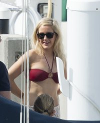 ellie goulding in bikini rosso 03.jpg