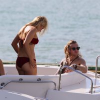 ellie goulding in bikini rosso 13.jpg