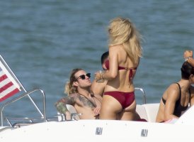 ellie goulding in bikini rosso 21.jpg