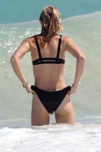 laura vandervoort in bikini 15.jpg