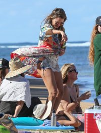 jessica alba in beach 07.jpg