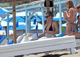 gwyneth paltrow in bikini 03.jpg
