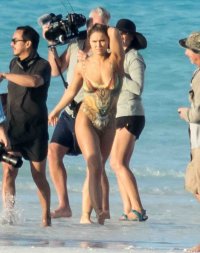 ronda rousey in beach 12.jpg