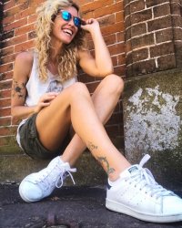 marina graziani in shorts 01.jpg