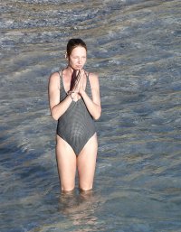 uma thurman in bikini (21).jpg