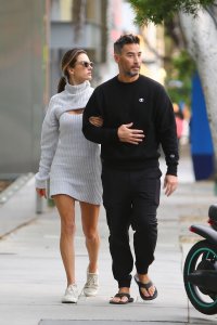 alessandra-ambrosio-and-richard-lee-out-in-santa-monica-01-16-2022-5.jpg