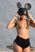 20110_Rihanna_filming_a_music_video_for_her_song_Hard-4_122_178lo.jpg