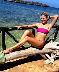 antonella-elia-hot-bikini-compleanno-2012-kenya-twitter-3.jpg