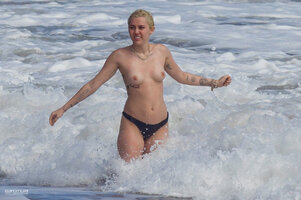 miley-cyrus-nude-beach-pics-23.jpg