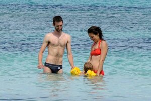 jasmine trinca in bikini 04.jpg