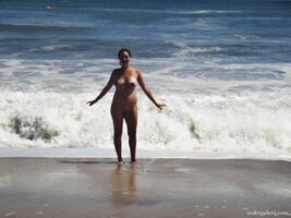 naked_pregnant_nudist_women_21.jpg