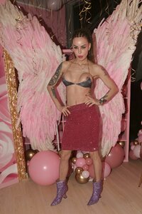 nina moric al gala 08.jpg