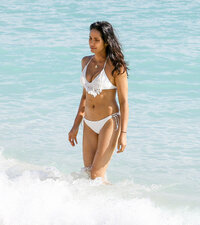 padma lakshmi in bikini (09).jpg
