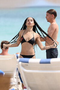 zoe kravitz in bikini (04).jpg