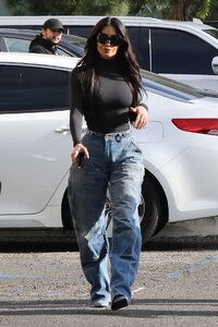 Kim_Kardashian_Arrives_at_a_Basketball_Game_in_Thousand_Oaks_04-14-2023__15_.jpg