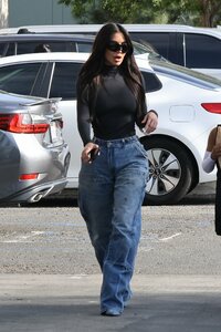 Kim_Kardashian_Arrives_at_a_Basketball_Game_in_Thousand_Oaks_04-14-2023__22_.jpg